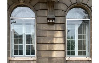 façade avec deux fenêtres à croisillons